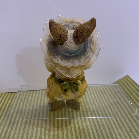 Sitting bunny resin figurine swinging legs - Picture 6 of 14